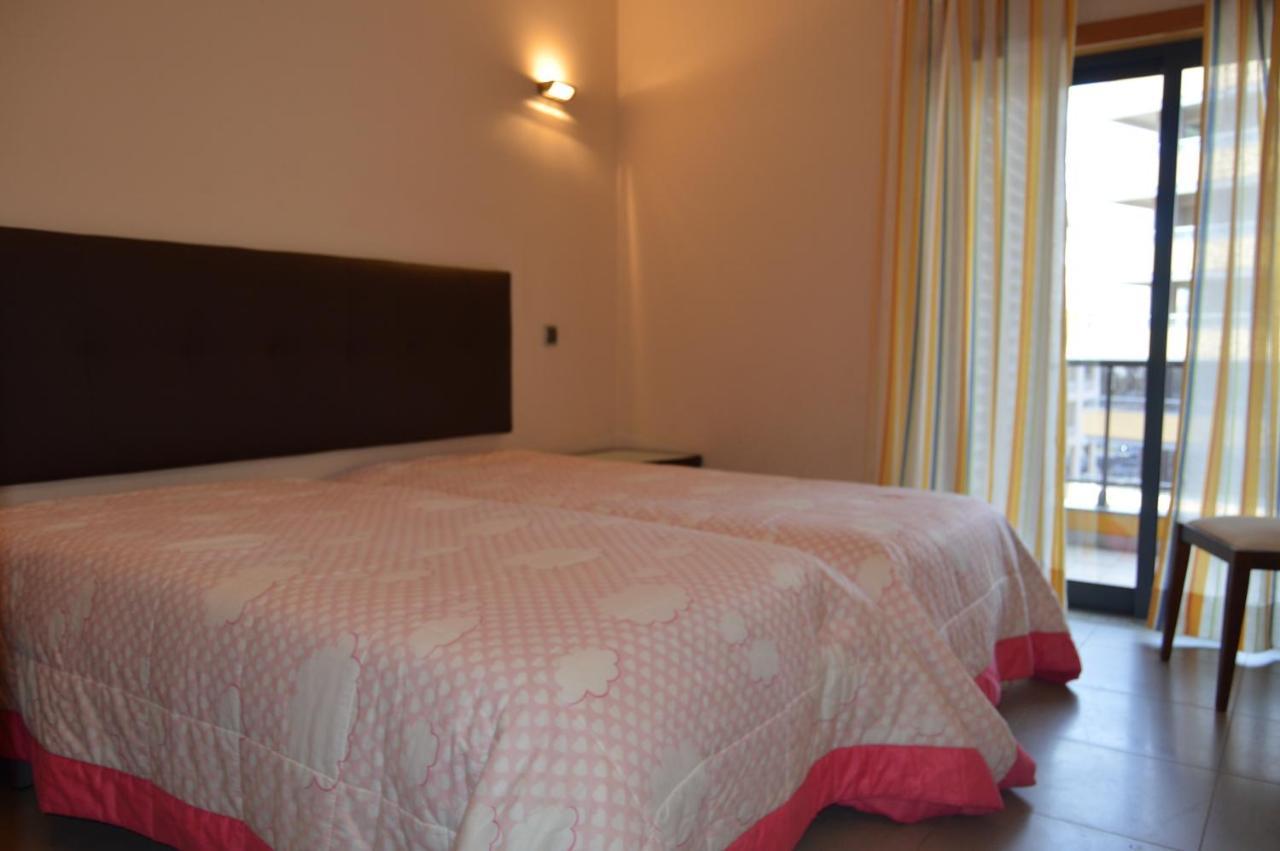 Apartamento frente ao mar com piscina de água salgada Quarteira Exterior foto