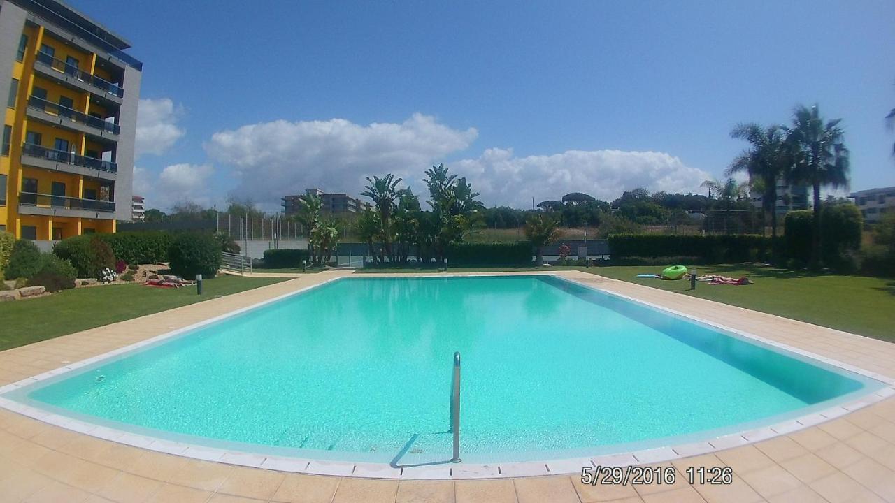 Apartamento frente ao mar com piscina de água salgada Quarteira Exterior foto